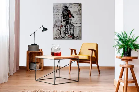Menina pintando colagem com bicicleta