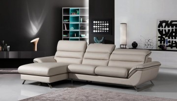 O sofá chaise longue Roma, que une o conforto à elegância, é a escolha perfeita para quem procura um lugar acolhedor para relaxar no fim do dia.