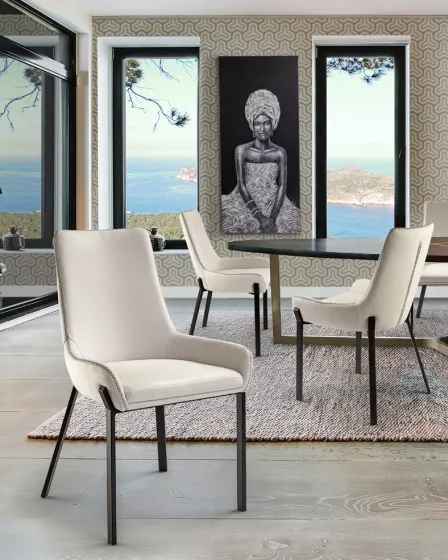 Cadeira Diane estofada creme com pernas metálicas pretas em sala de jantar