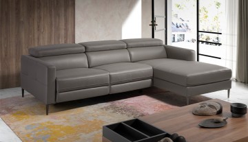 Relaxe e desfrute do sofá chaise Longue Compo, o mais moderno estilo em sofás para tornar a sua sala de estar única.