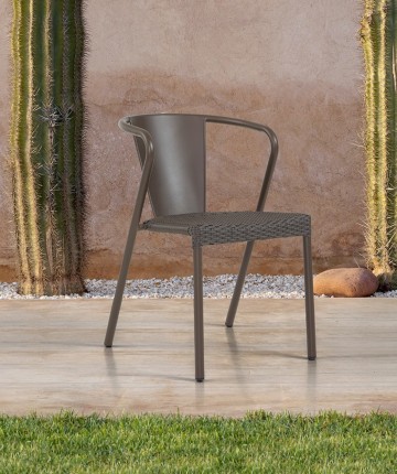 Desfrute de sua vida ao ar livre com conforto e estilo a cadeira de exterior ARL 5, para todas as suas necessidades!