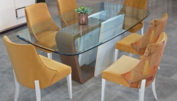 A mesa de vidro Musa New é um artigo versátil que combina elegância com utilidade. Uma peça moderna e autêntica para o seu lar.