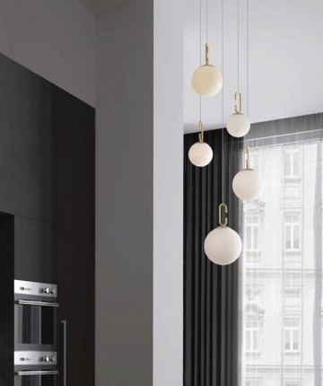 O candeeiro de teto Hook é ideal para qualquer decoração moderna ou clássica. Seu design único e versátil permite que se ajuste à sua preferência, tornando qualquer espaço mais aconchegante.