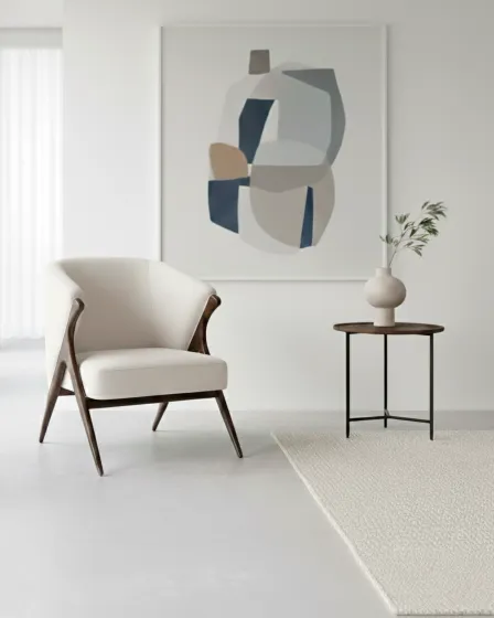 Cadeirão Dimar creme com estrutura em madeira, mesa lateral e vaso decorativo