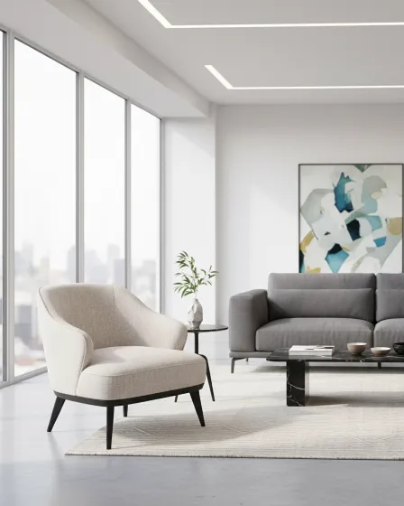 Cadeirão Darvo bege em sala moderna com sofá cinzento e mesa de centro