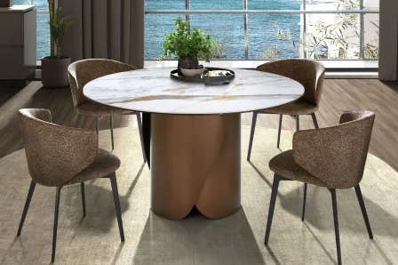 Mesa redonda cerâmica Morvil com tampo branco e base bronze, quatro cadeiras.