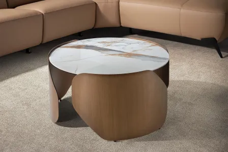 Mesa de centro Lunar redonda com tampo em mármore branco e base metálica curvada