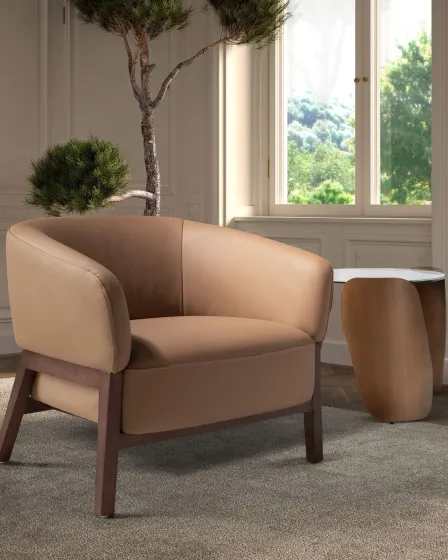 Poltrona Lunar bege com pés em madeira e mesa lateral junto à janela