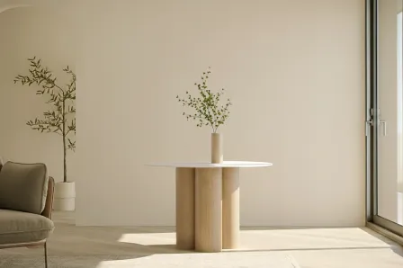 Mesa redonda Tracy com tampo branco e três pés cilíndricos em madeira