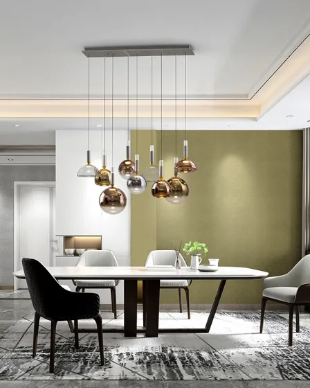 Candeeiro de teto Charlize 9L com 9 globos metálicos suspensos sobre mesa de jantar