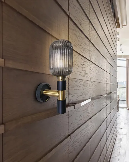 Aplique de parede Norma com cúpula de vidro canelado e suporte em latão e preto
