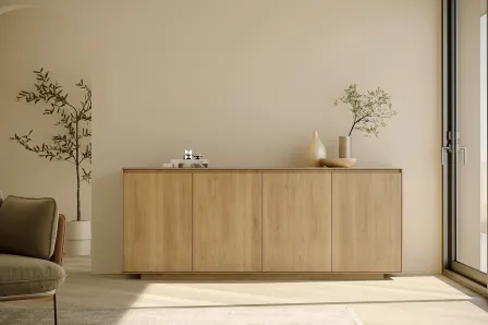 Aparador nórdico em madeira clara com quatro portas e decoração minimalista