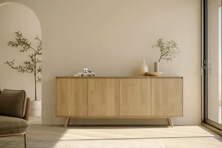 Aparador nórdico com pés em madeira clara, linhas minimalistas e objetos decorativos no tampo