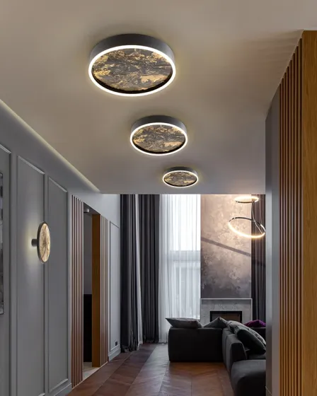 Plafon Stone 40D com três luminárias circulares com inserção efeito pedra num hall