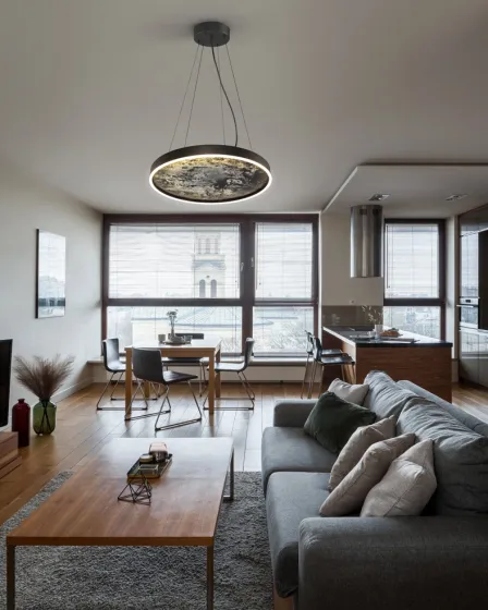 Suspensão de teto Stone circular com interior em padrão pedra, suspensa em sala moderna