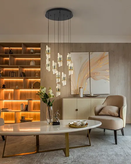 Candeeiro de teto Iliada 9L com nove pendentes de vidro e acabamento dourado