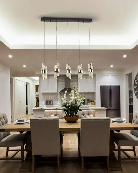 Candeeiro Iliada 5L suspenso com cinco lâmpadas pendentes sobre mesa de jantar