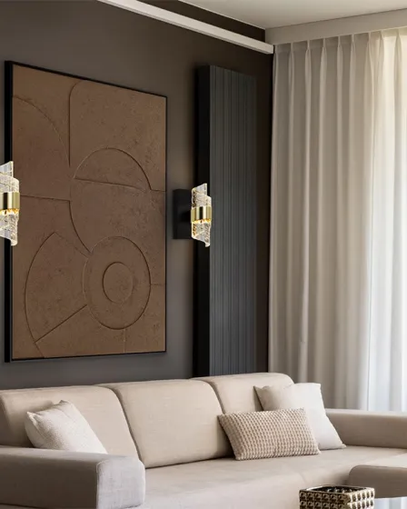 Aplique de parede Iliada em vidro e metal dourado, par ao lado de quadro sobre sofá