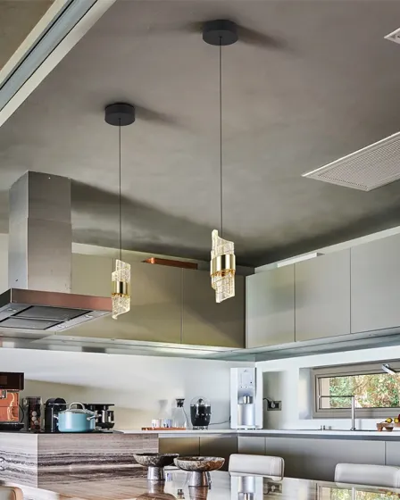 Candeeiro suspenso Iliada dupla em vidro e metal sobre ilha de cozinha moderna
