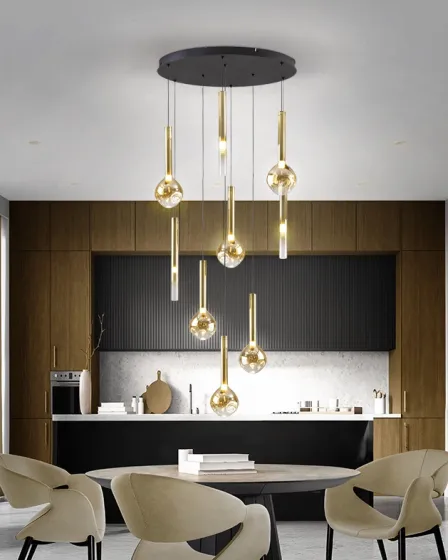 Candeeiro de teto Essenza 9L com pendentes de vidro dourado suspenso sobre mesa de jantar