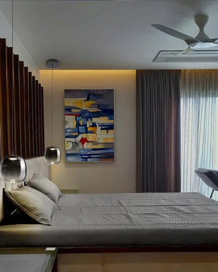 Candeeiro suspenso Onice com dois globos de vidro junto à cabeceira de um quarto moderno