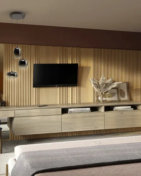 Candeeiro de teto Onice D30 triplo cromado sobre móvel baixo numa sala moderna