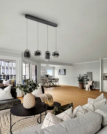 Candeeiro de teto Onice com quatro pendentes metálicos sobre sala de estar moderna