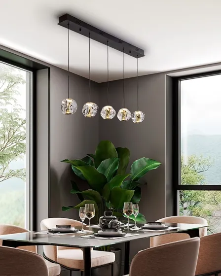 Candeeiro de teto Zaria com cinco globos de vidro pendentes sobre mesa de jantar