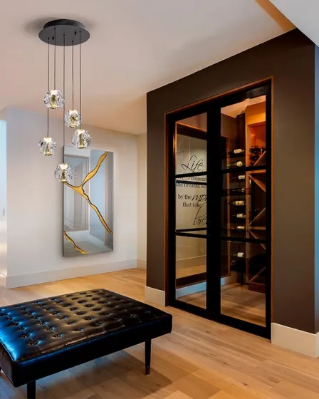 Cadeeiro de teto Zaria D30 com cinco pendentes de vidro num hall moderno