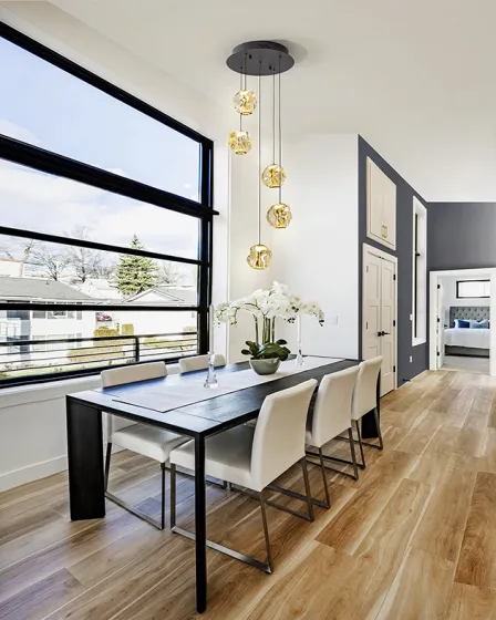 Candeeiro de tecto Zaria Âmbar com cinco globos âmbar sobre mesa de jantar