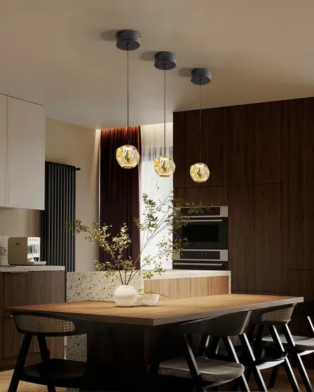 Candeeiro suspenso Zaria Âmbar com três globos âmbar sobre mesa de jantar