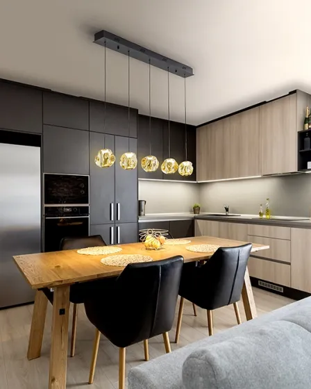 Candeeiro de teto Zaria Âmbar com cinco globos âmbar suspensos sobre mesa de jantar moderna