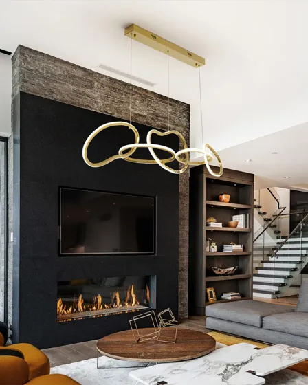 Candeeiro de teto Nexo dourado suspenso em sala moderna com lareira