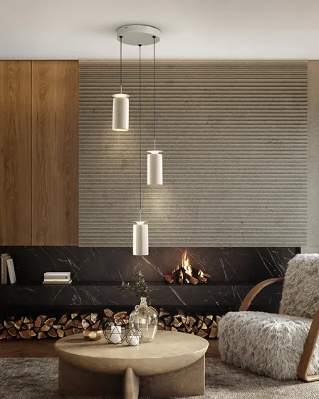 Candeeiro de teto Alfara 3L com três pendentes cilíndricos suspensos em sala com lareira