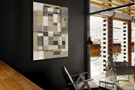 Pintura Abstractio, mosaico abstracto em tons bege e cinza numa parede preta