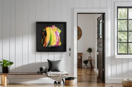 Pintura cromatismo com pincelada multicolorida sobre fundo preto em parede branca