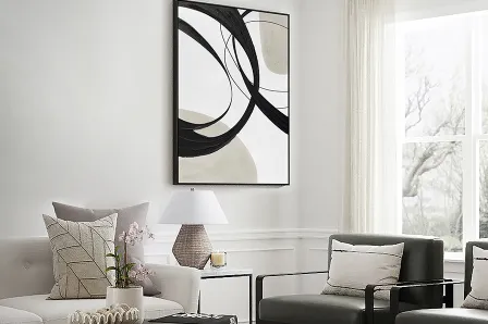 Actio II quadro abstrato com arcos pretos e formas bege pendurado sobre sofá numa sala luminosa