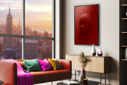 Quadro Red Face com rosto vermelho em relevo numa sala moderna junto a sofá colorido