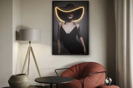 Quadro Luz Pamela com retrato feminino e luz néon formando chapéu em sala moderna