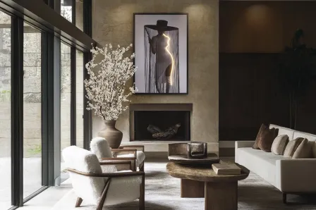 Quadro Luz Diva com silhueta feminina iluminada em moldura preta sobre lareira em sala moderna