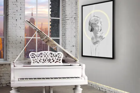 Quadro luz busto emoldurado com busto iluminado na parede de sala junto a piano