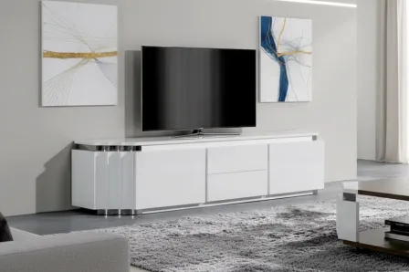 Móvel TV Inox Line branco com televisão e detalhes inox brilhante