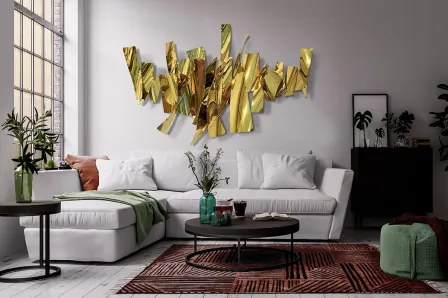 Escultura de parede Fracture dourada em formas fracturadas sobre sofá branco numa sala