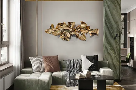 Escultura de parede Camile dourada abstrata sobre sofá verde numa sala moderna
