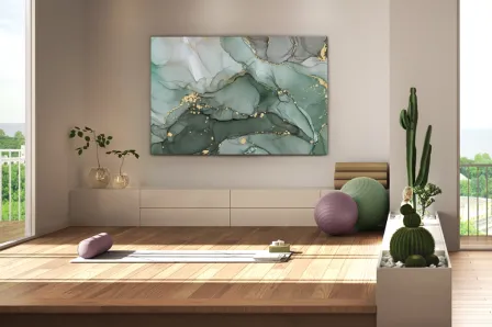 Quadro abstrato Fondo Marino em tons verdes e dourados, pendurado numa sala minimalista