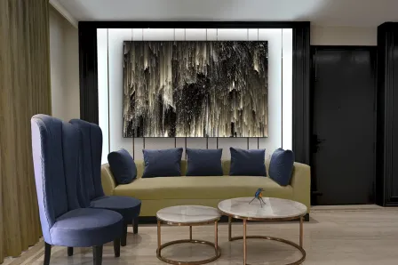 Quadro Aurora Boreal abstrato com texturas verticais em sala moderna