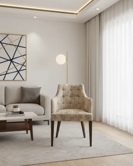 Cadeirão Rafael estofado bege com padrão capitoné e pernas em madeira, junto a sofá.