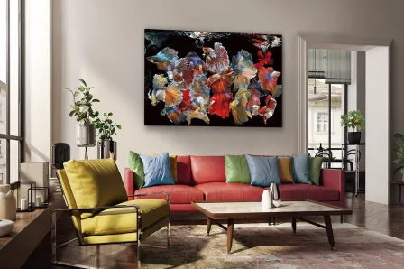 Quadro com peixes siameses coloridos sobre fundo negro em sala de estar