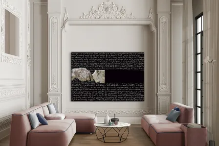Quadro Poesia negro com escrita branca manuscrita e colagens, pendurado em parede clássica