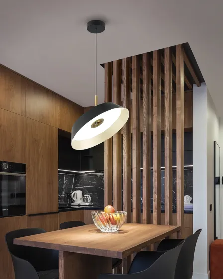 Candeeiro de teto Vertigo preto pendente sobre mesa de madeira numa cozinha moderna